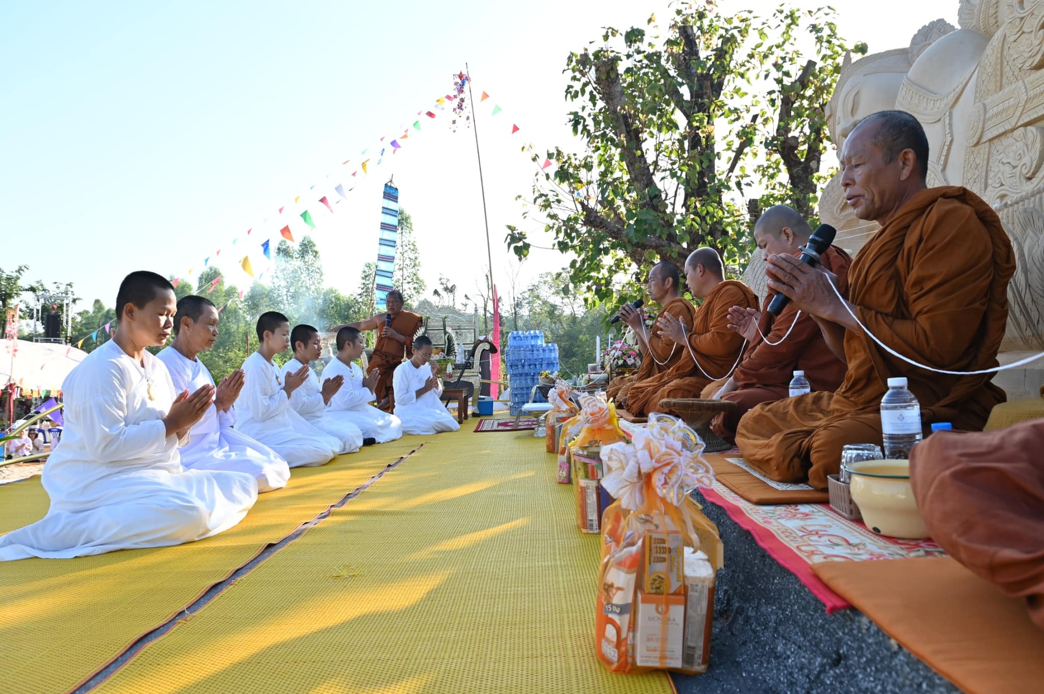 พระสงฆ์สวดมนต์ในพิธีบังสุกุล